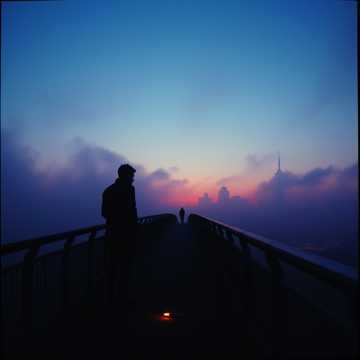 Одна нога тут другая