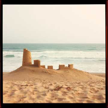 Песчаные замки и летний прибой